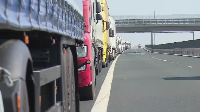 Coadă uriașă, de cel puțin 10 km, la Nădlac. Șoferii au așteptat și 12 ore la rând