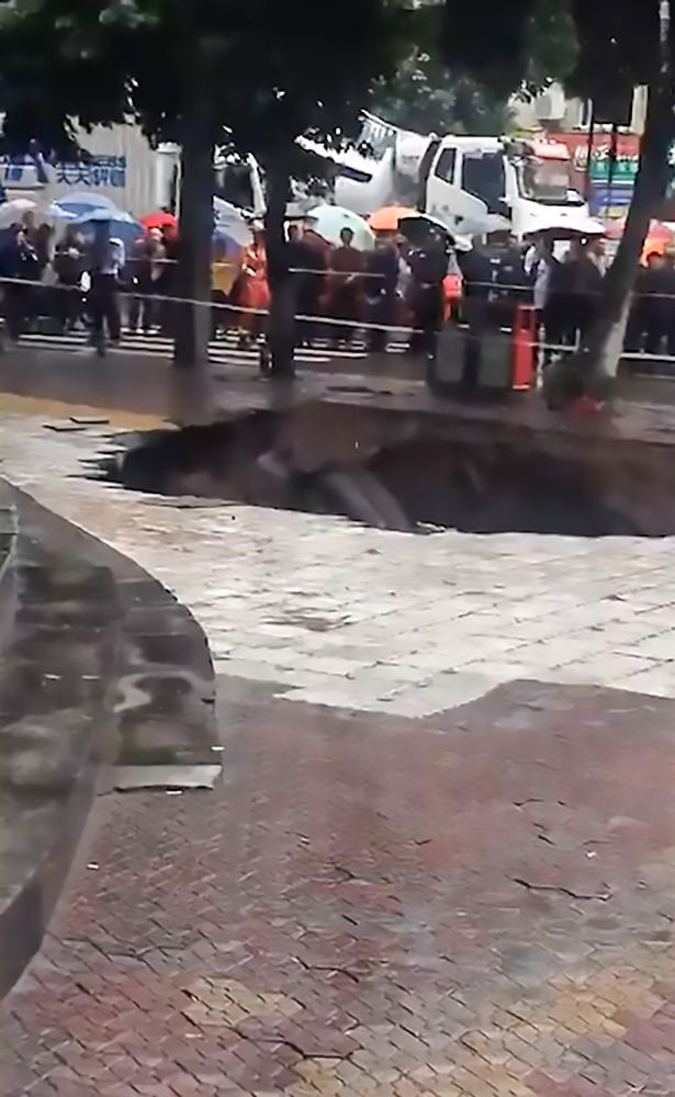 Doi morți și doi dispăruți, după ce au fost ”înghițiți” de un crater uriaș apărut în asfalt. VIDEO