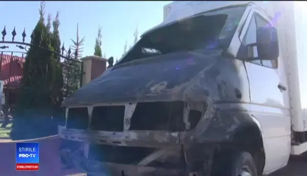 Mașinile unei familii din Neamț, mistuite de un incendiu puternic. O mână criminală