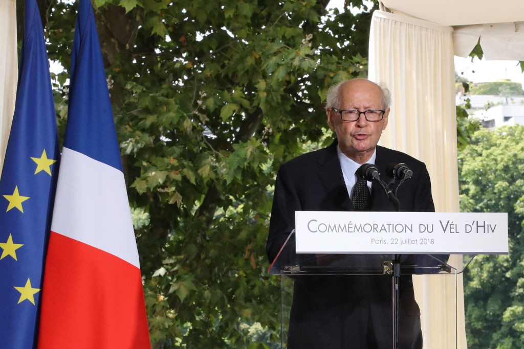 "Vânătorul de naziști" originar din România a fost decorat de președintele Franței