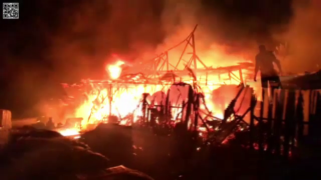Incendiu la un depozit de construcții din Neamț. Flăcările, lichidate în 3 ore