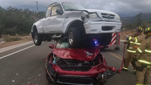 Imagini spectaculoase în SUA. O camionetă a plonjat și a aterizat exact peste o mașină