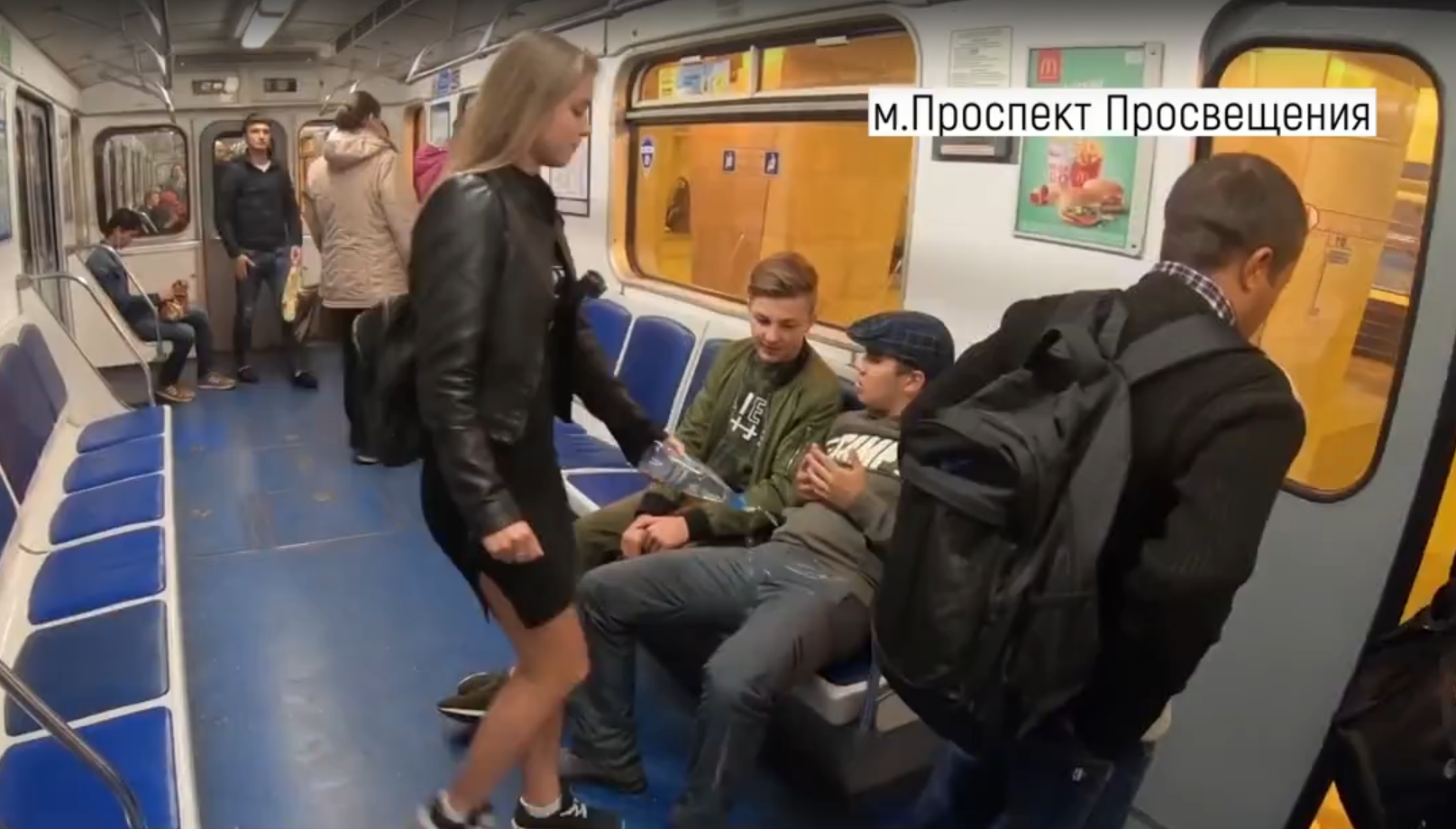 Adevărul despre clipul în care o femeie le toarnă bărbaţilor apă cu clor între picioare, la metrou. Ce a mărturisit „victima"