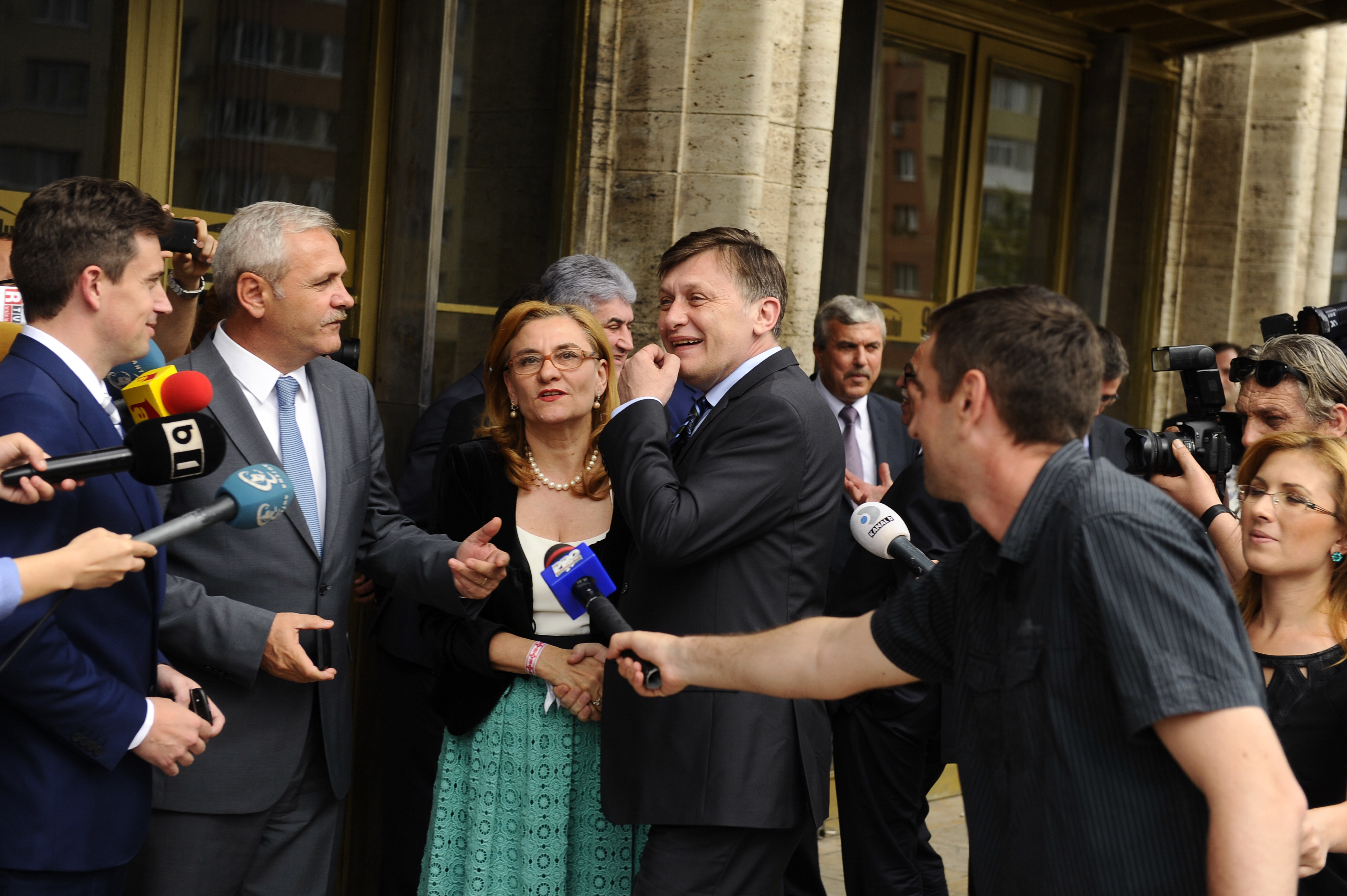 Crin Antonescu îi ia apărarea lui Dragnea, după referendum: ”Nu trebuie să îşi dea demisia”