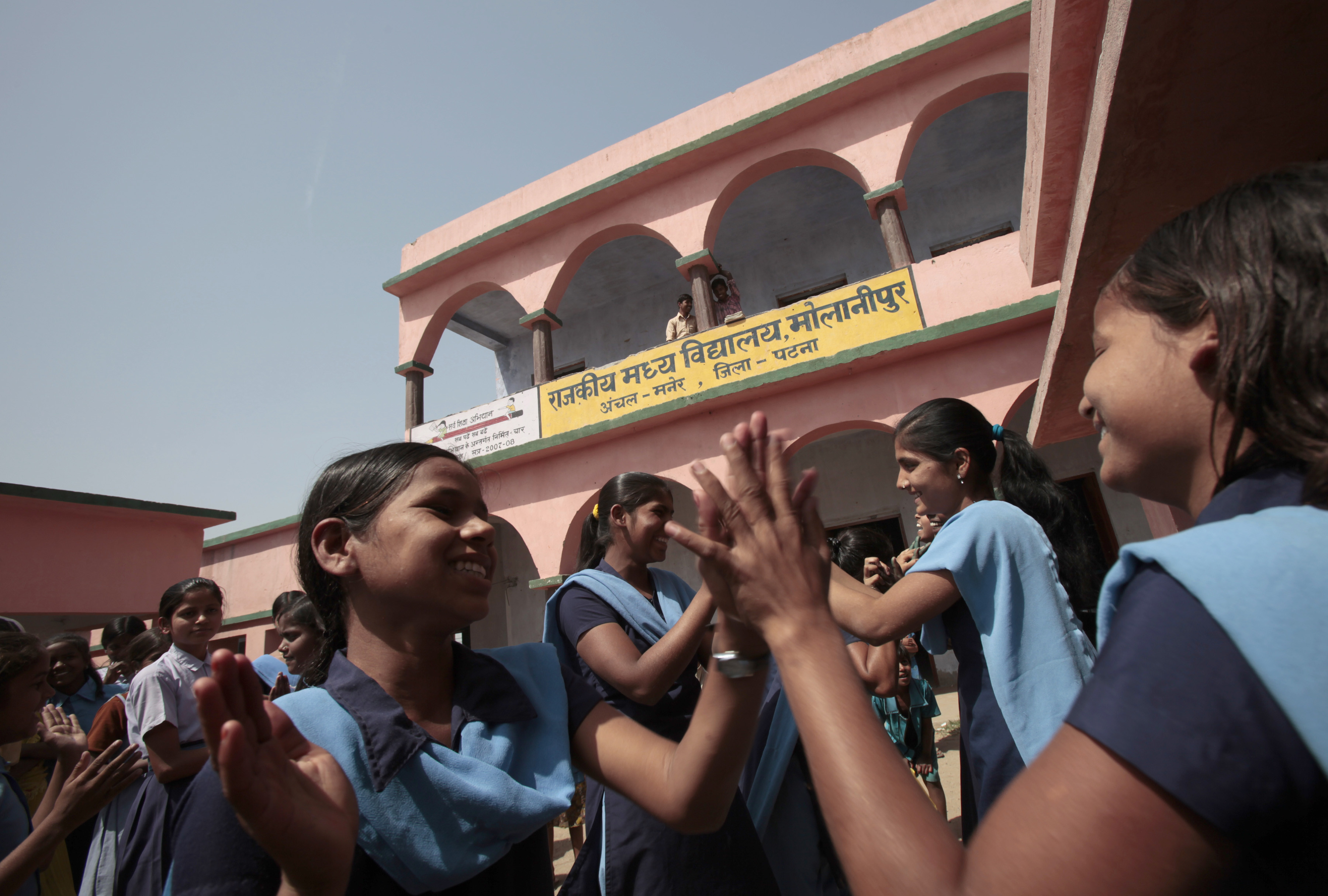 30 de eleve, bătute de mai mulți adolescenți când se jucau în curtea școlii