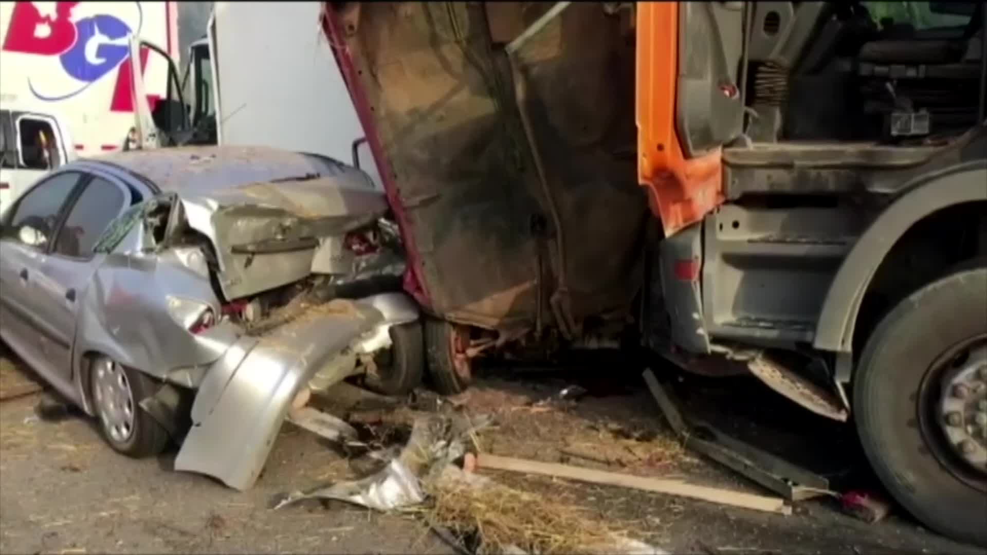 Zeci de maşini, camioane şi autocare s-a ciocnit pe o şosea din Serbia; cel puţin 6 morţi