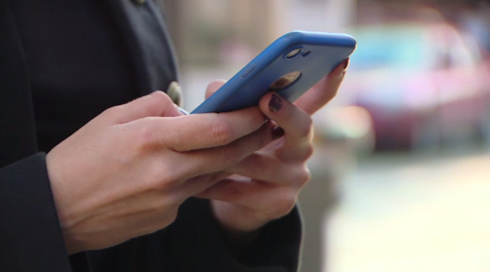 75% dintre oameni folosesc mobilul pentru a evita o conversație. Avertismentul specialiștilor