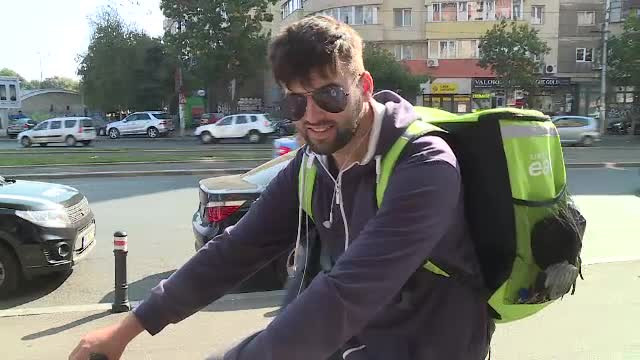 Cât ajunge să câștige lunar un curier de mâncare pe bicicletă. Rapiditatea le aduce bacșișuri mari