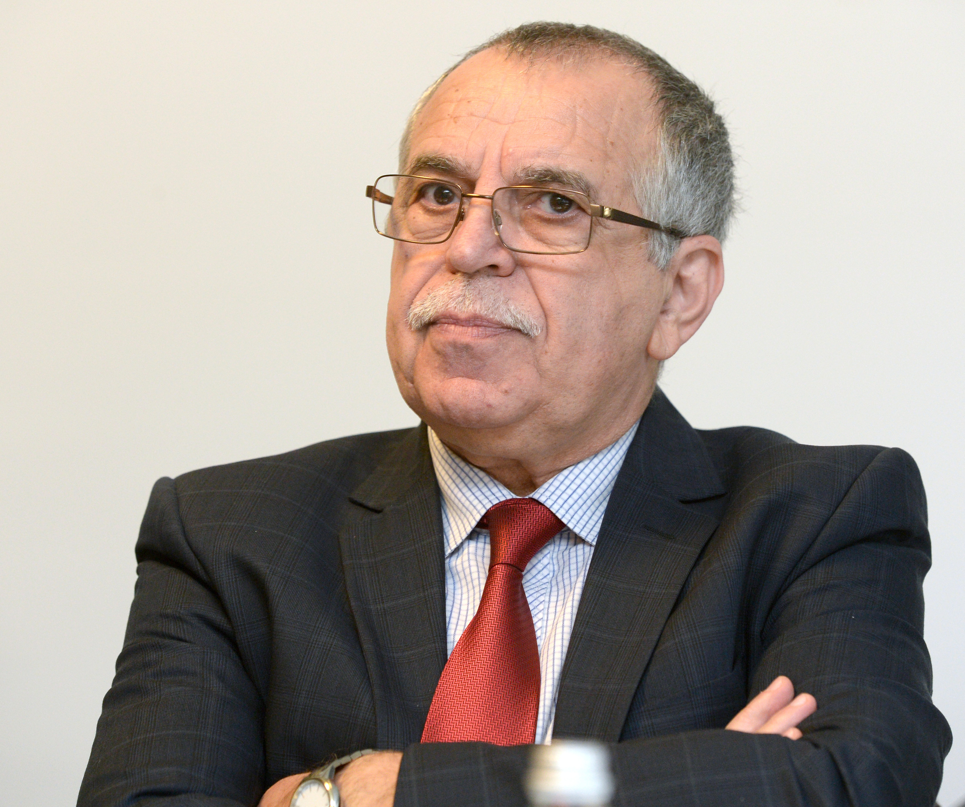 Europarlamentar: Există o paralizie a semnatului documentelor ca să nu bată DNA-ul la uşă