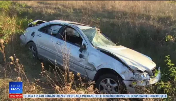 Tânără în comă după ce a fost proiectată prin luneta mașinii, în urma unui accident pe A1