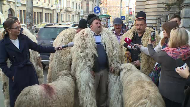 Câțiva ciobani furioși au protestat la Ministerul Agriculturii, furioși pe Petre Daea