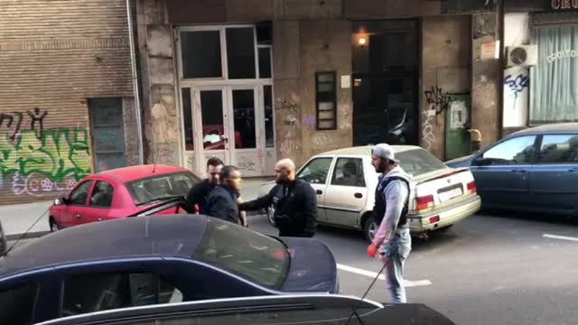 Doi oameni de afaceri, care au ridicat în Bucureşti un complex rezidenţial, au fost reținuți