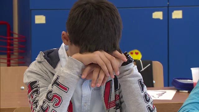 Elevii se plâng de epuizare din cauza temelor pentru acasă: ”Reîncepi școala după școală”