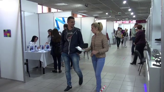 Românii, în căutarea unor venituri mai mari la târgurile de joburi: ”Dăm salariu mic, dar avem prime”