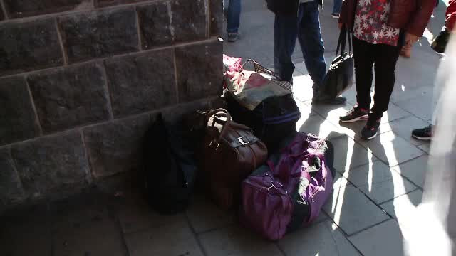 Greva transportatorilor s-a încheiat. Oameni rămași cu bagajele în stradă sau forțați să dea sute de lei pe TAXI