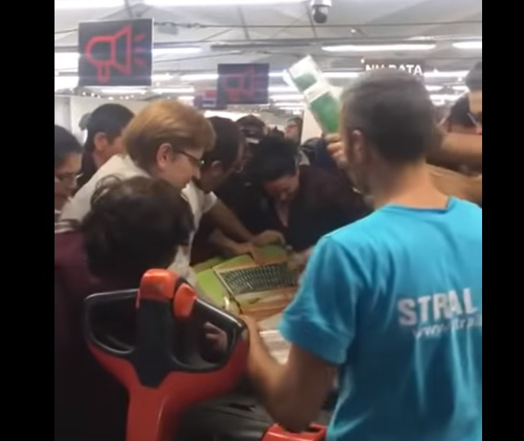 Bătaie pe promoție într-un supermarket din Mamaia. Ce produs a costat 40 de lei. VIDEO