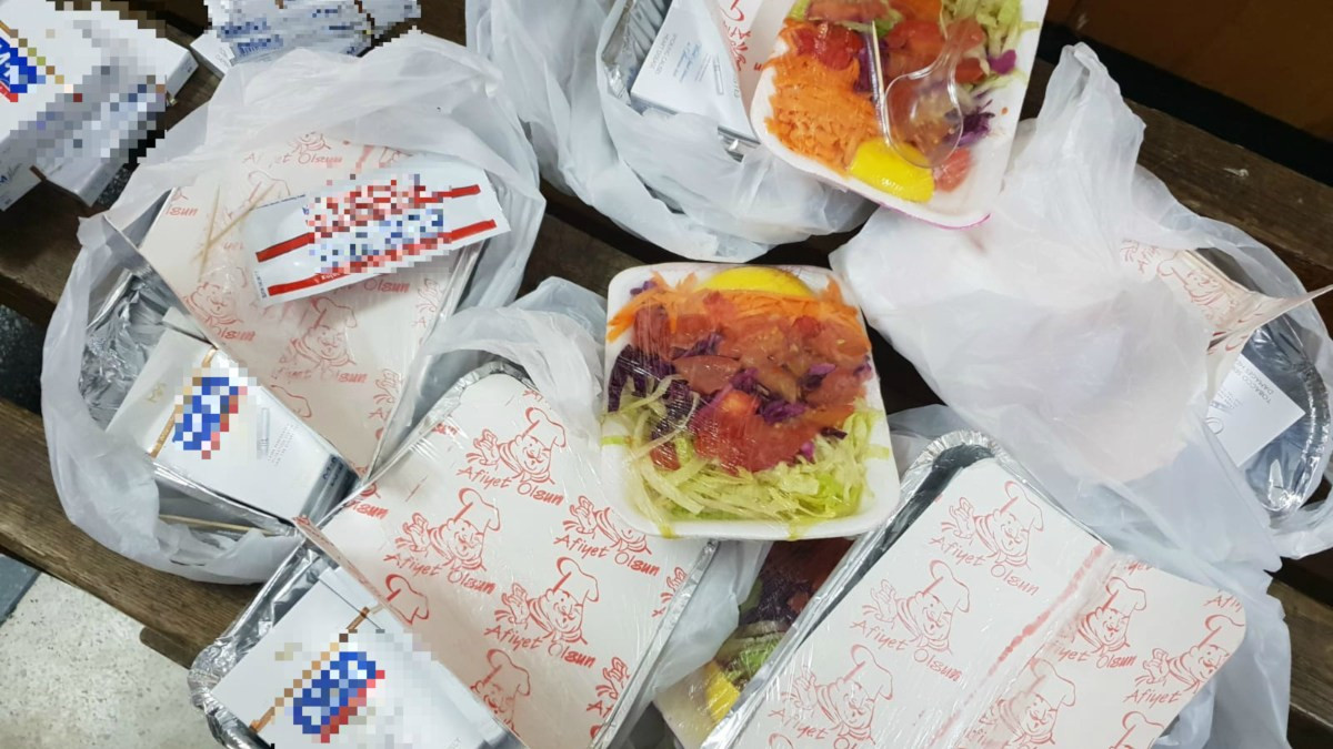 Descoperirea polițiștilor în caserolele cu mâncare ale pasagerilor unui autocar, în Constanța