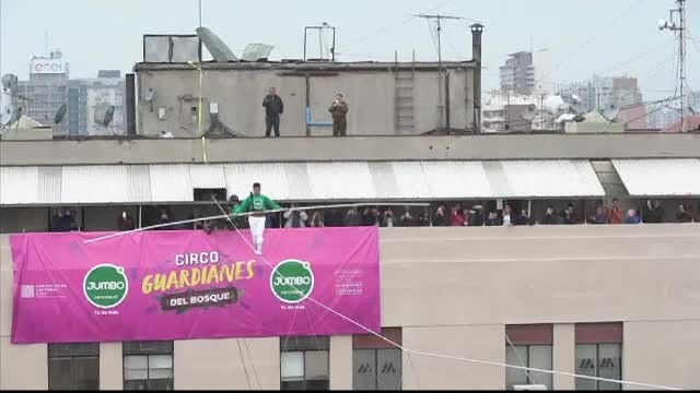 Un acrobat a mers pe sârmă la 53 de metri înălţime, fără nicio măsură de siguranţă