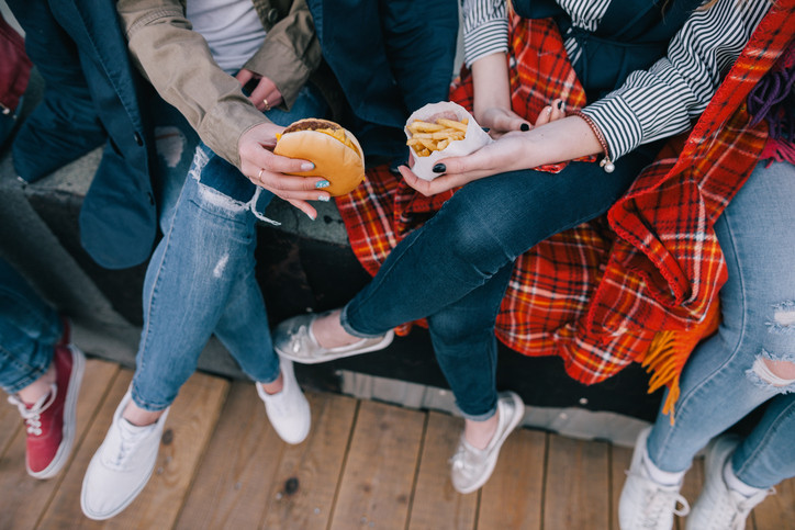 De ce simt adolescenţii nevoia de mâncare nesănătoasă. Legătura cu somnul şi telefoanele