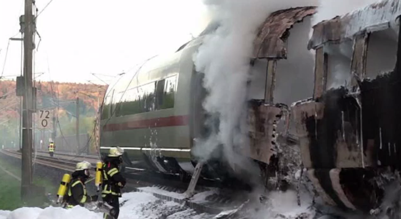 Tren de mare viteză, cuprins de flăcări în Germania. Oamenii au sărit pentru a se salva