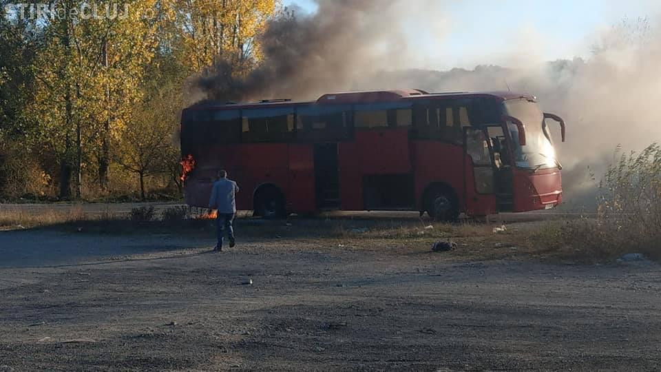 Autocar cu 29 de persoane la bord, cuprins de flăcări. Starea pasagerilor