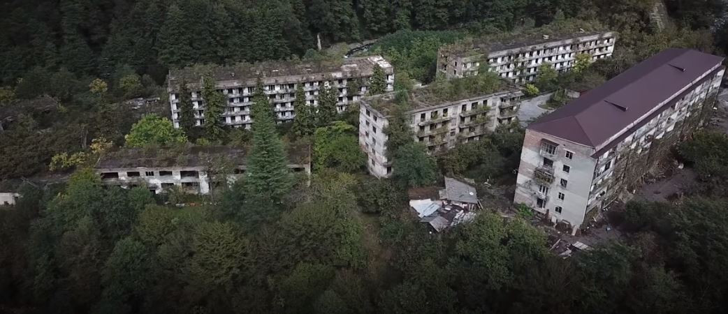 Orașul fantomă înghițit de natură. Din 5000 de locuitori au mai rămas 35. VIDEO