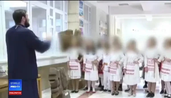 Călugărul care a filmat elevii la vestiar va fi cercetat pentru violarea vieții private. Reacția sa