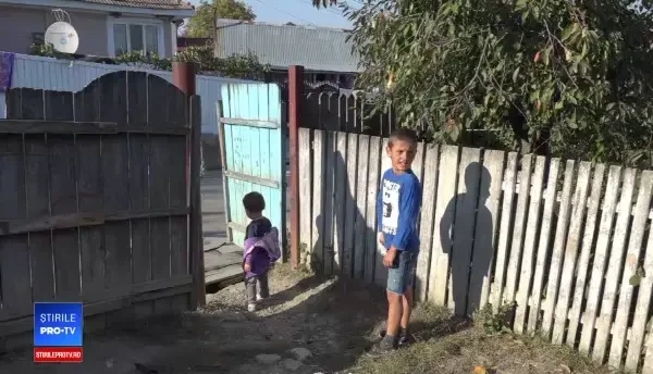 Roxana a primit ce își dorea: piure cu carne. Prima dată i-a dat însă să mănânce fratelui mai mic. VIDEO