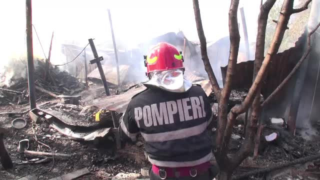 Incendiu puternic în Iași. Un bărbat ar fi dat foc casei după ce și-a amenințat familia