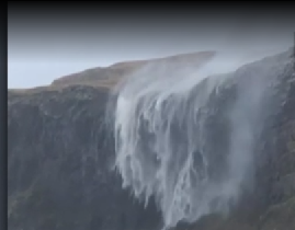 Fenomen neobișnuit în Scoția: cascada care ”curge” în sens invers. VIDEO