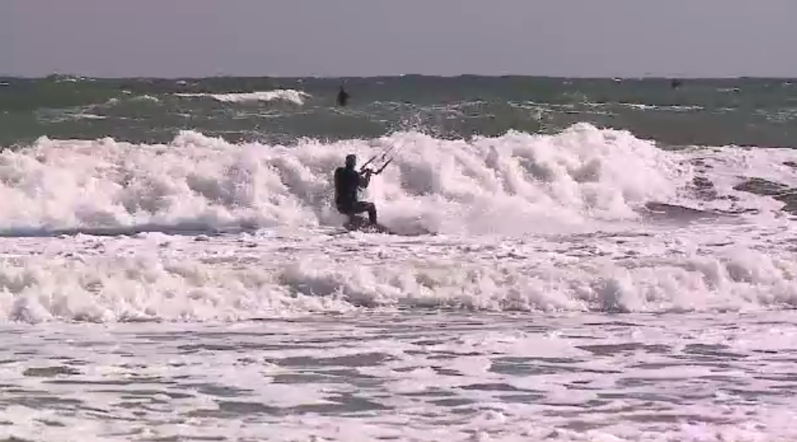 Sfaturi pentru a practica kyte pe litoral. Scenele filmate pe o plajă din Constanța