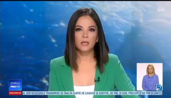 Accident filmat în Timișoara. O șoferiță s-a răsturnat cu mașina după o manevră riscantă