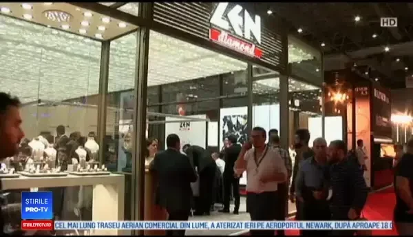 Vestă din aur de 90.000 de dolari, la târgul de bijuterii din Istanbul