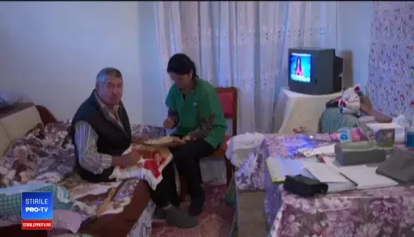 Bătrânii și copiii nevoiași ajutați de un centru social unic în România