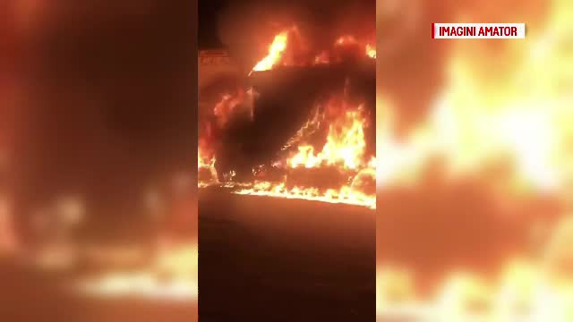 Un camion parcat în fața unei case din Valu lui Traian a luat foc și a ars complet