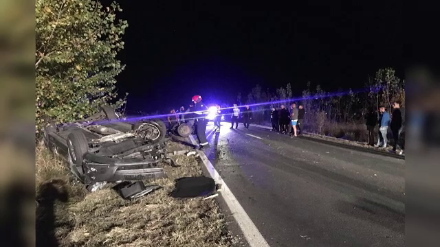 S-a răsturnat cu mașina după ce i-au ieșit în cale două căruțe nesemnalizate