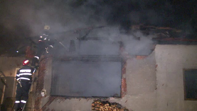S-a salvat în ultima clipă din casa cuprinsă de incendiu: ”Am simţit fum în nas și m-am trezit”