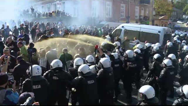 Violențe la parada minorităţilor sexuale, în Polonia. Poliţia a folosit gaze lacrimogene şi un tun cu apă