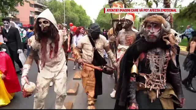 Monștri și zombie pe străzile din Santiago de Chile