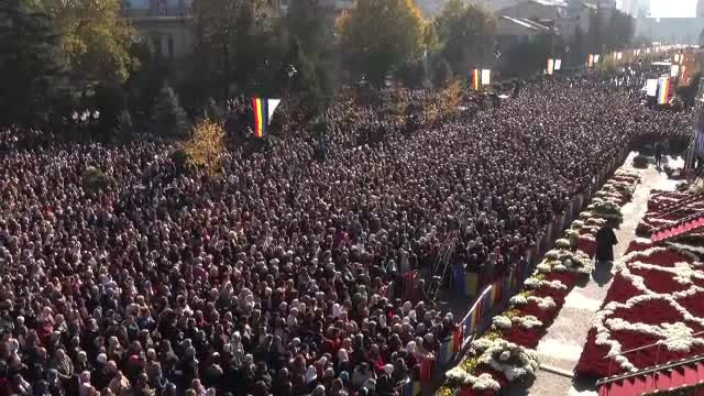 Zeci de mii de oameni așteaptă câte 12 ore la rând ca să se închine la moaștele de la Iași