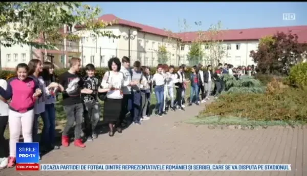 600 de oameni prinși în horă, la Titu. Au vrut astfel să sărbătorească Centenarul