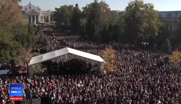 Zeci de mii de oameni așteaptă câte 12 ore la rând ca să se închine la moaștele de la Iași