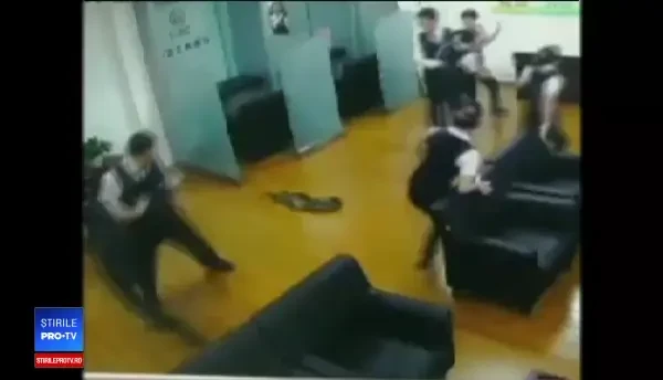 Un șarpe uriaș cade din tavanul unei bănci, în mijlocul ședinței angajatilor. VIDEO
