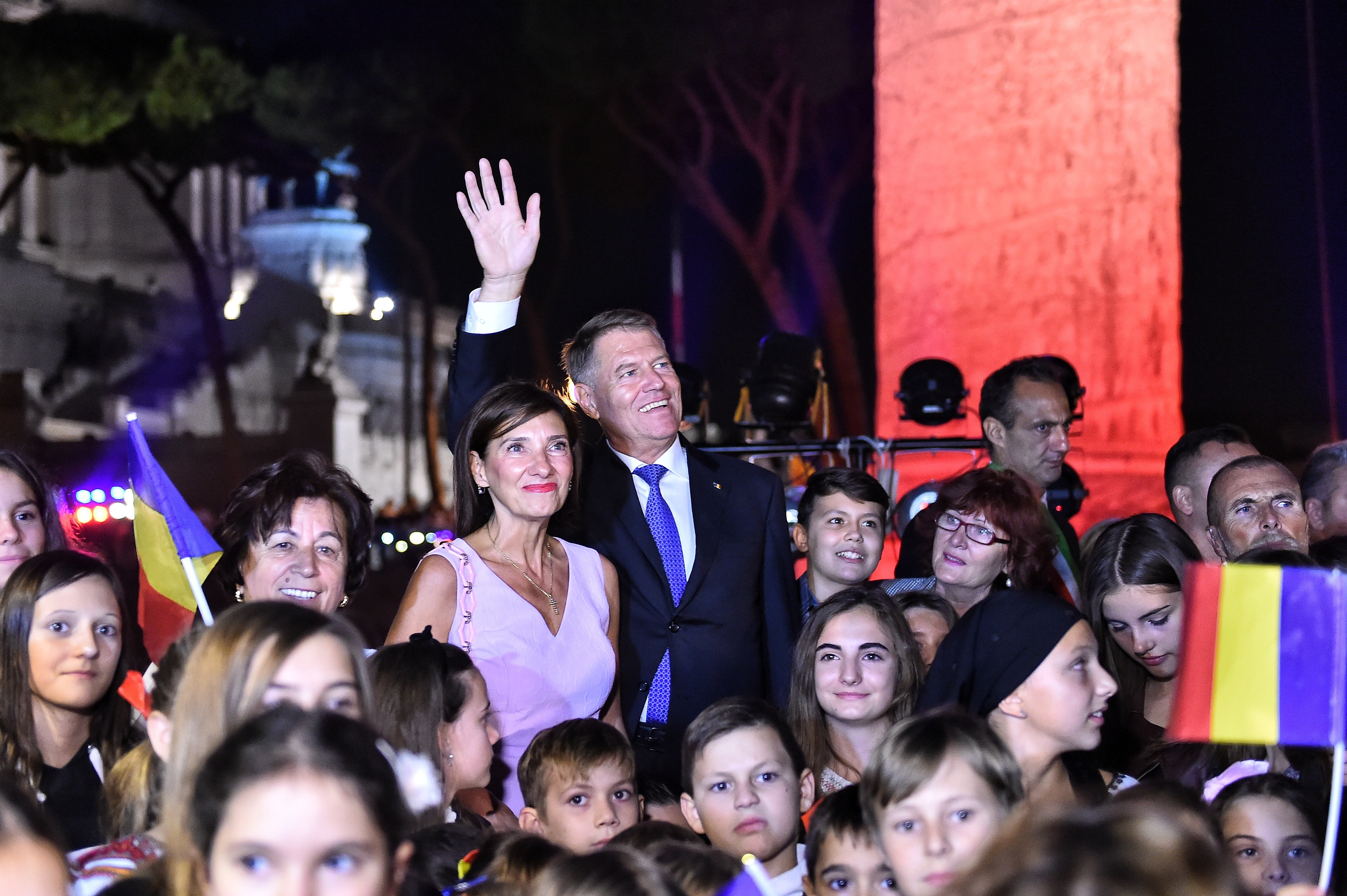 Columna lui Traian, luminată în culorile României. Iohannis, aplaudat de sute de români