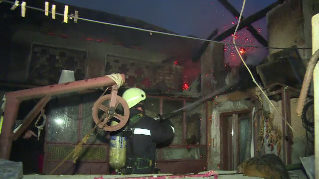 Case distruse de foc după ce o femeie a făcut focul în sobă. Greșeala comisă