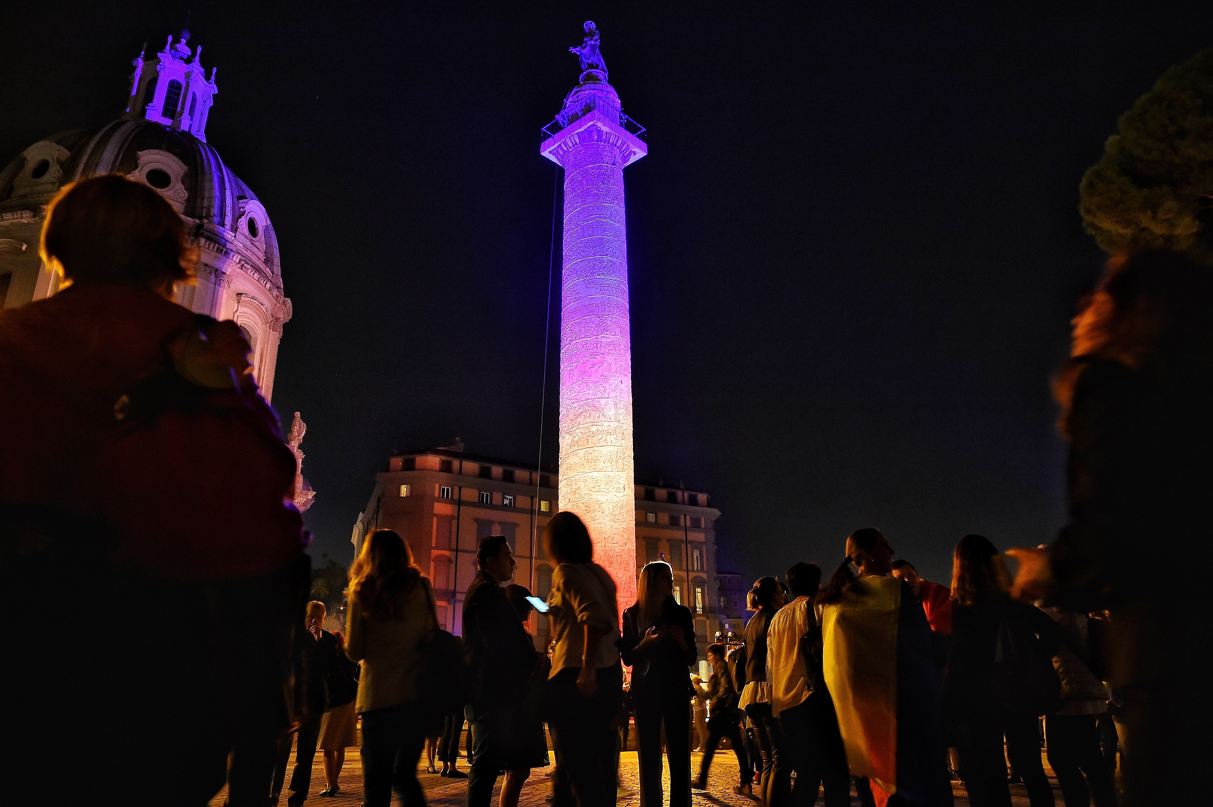 Mesajul lui Klaus Iohannis pentru românii din Italia. Oamenii l-au aplaudat și i-au scandat numele