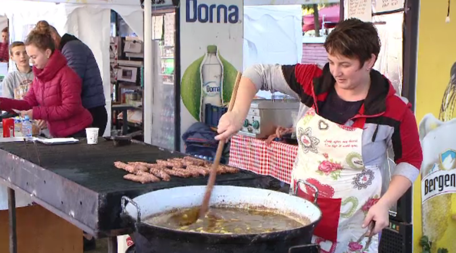 Mii de pofticioși s-au adunat pe lângă ceaunele cu papricaș, în Timiș