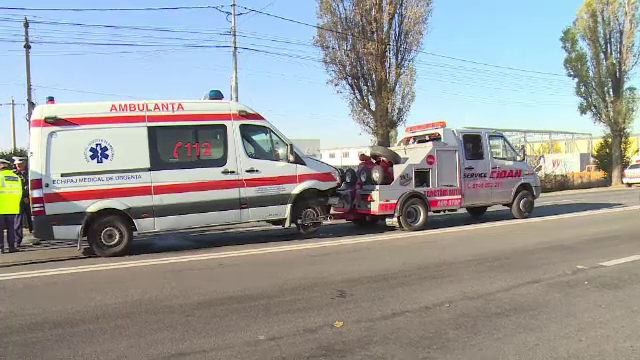 Ambulanță cu 3 persoane, distrusă de un șofer care n-a acordat prioritate