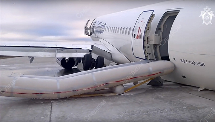 Un avion a rămas fără roţi după ce s-a izbit de pista îngheţată. Ce au păţit pasagerii