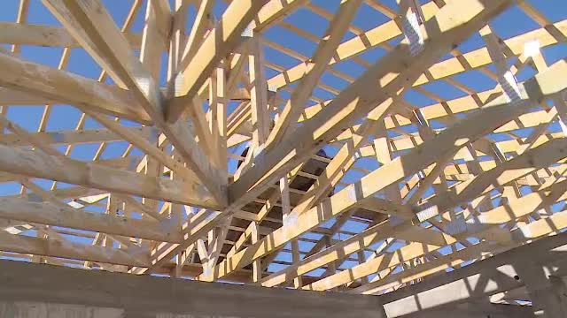 Maşină urcată pe acoperiş cu motostivuitorul. Ce a vrut să facă constructorul